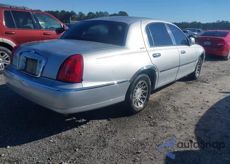 2001 Lincoln Town Car Signature z USA, uszkodzony, nr VIN 1LNHM82W41Y672570